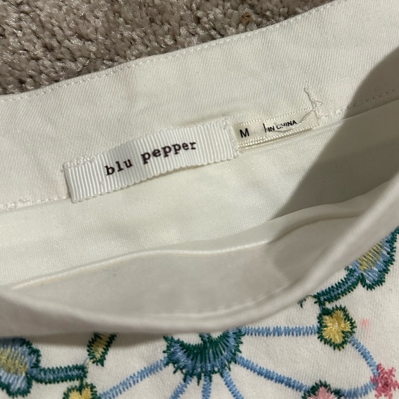 Blu Pepper White Flower Embroidered Mini Skirt with Liner | Size Medium - Picture 3 of 5